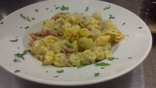 Les Fagottini : Boscaiola (crème fraîche, lardons, champignons, petits pois)